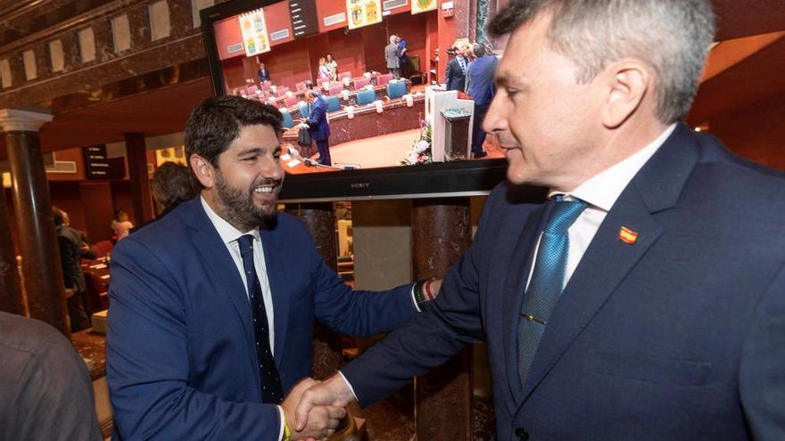 El candidato a la presidencia de la Comunidad de Murcia Fernando López Miras (i) saluda al diputado de Vox Salvador Pascual (d), hoy tras la primera sesión de su investidura en la Asamblea Regional de Murcia.