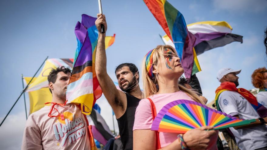 La plaza Roja de El Médano se tiñe de arcoíris en la manifestación del orgullo LGTBIQ+