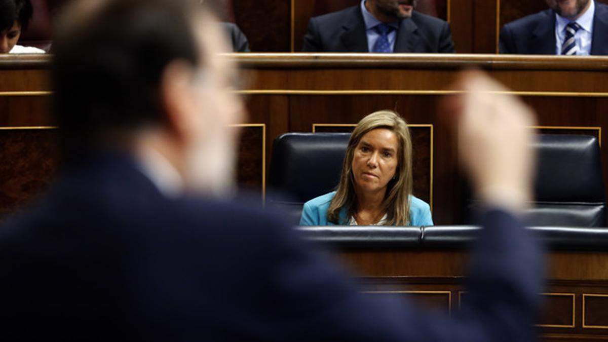 Ana Mato observa la intervención de Mariano Rajoy, este miércoles en el Congreso.