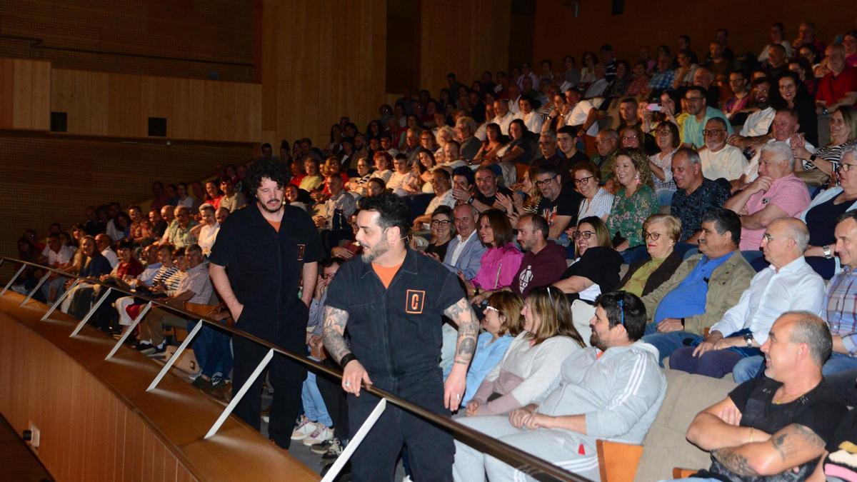 Los dos cómicos entre el público.