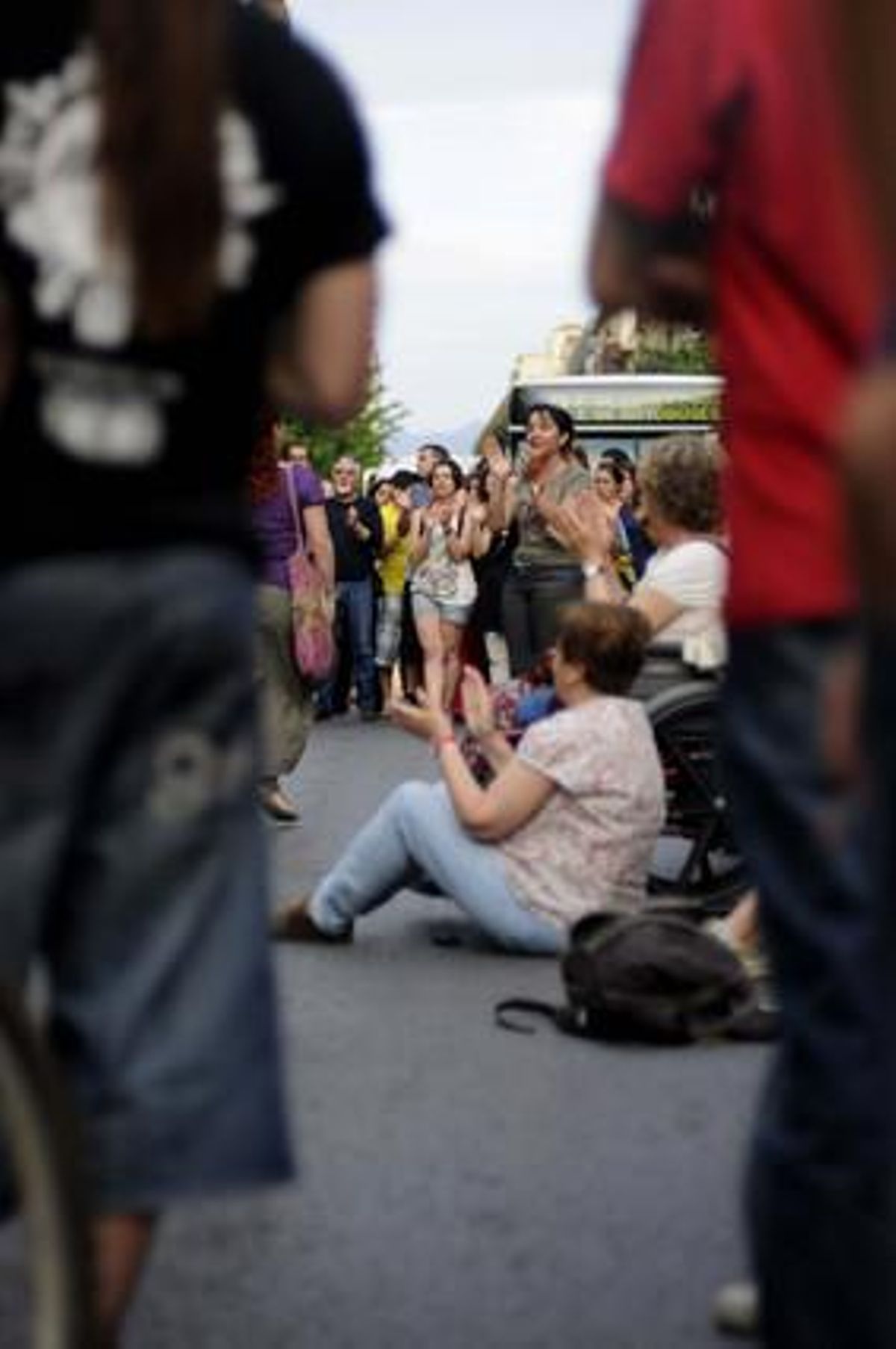 A la cèntrica Gran Vía de Granada un grup d’indignats tallen el trànsit en senyal de protesta.