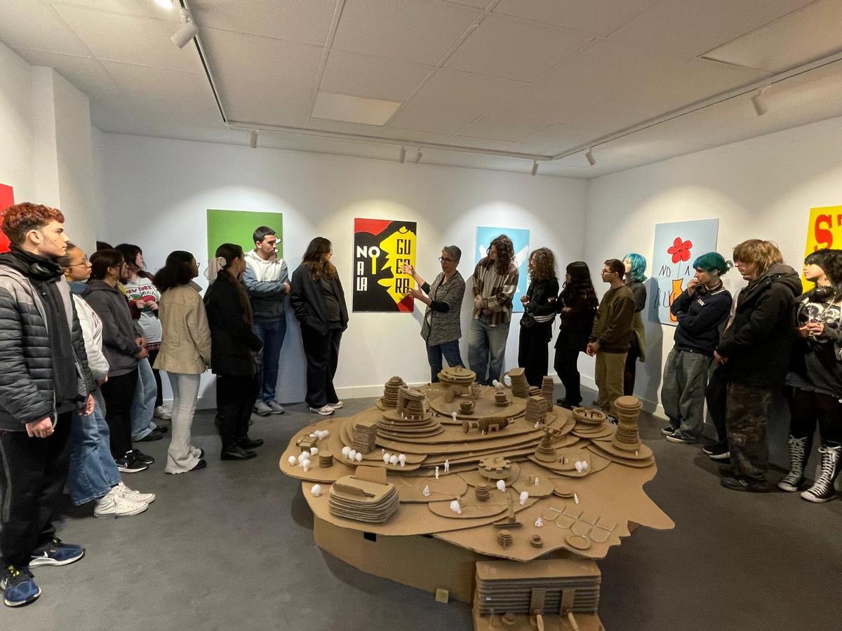 Inauguración de la exposición "No a la guerra" en la sala DZ del Menéndez Pidal.