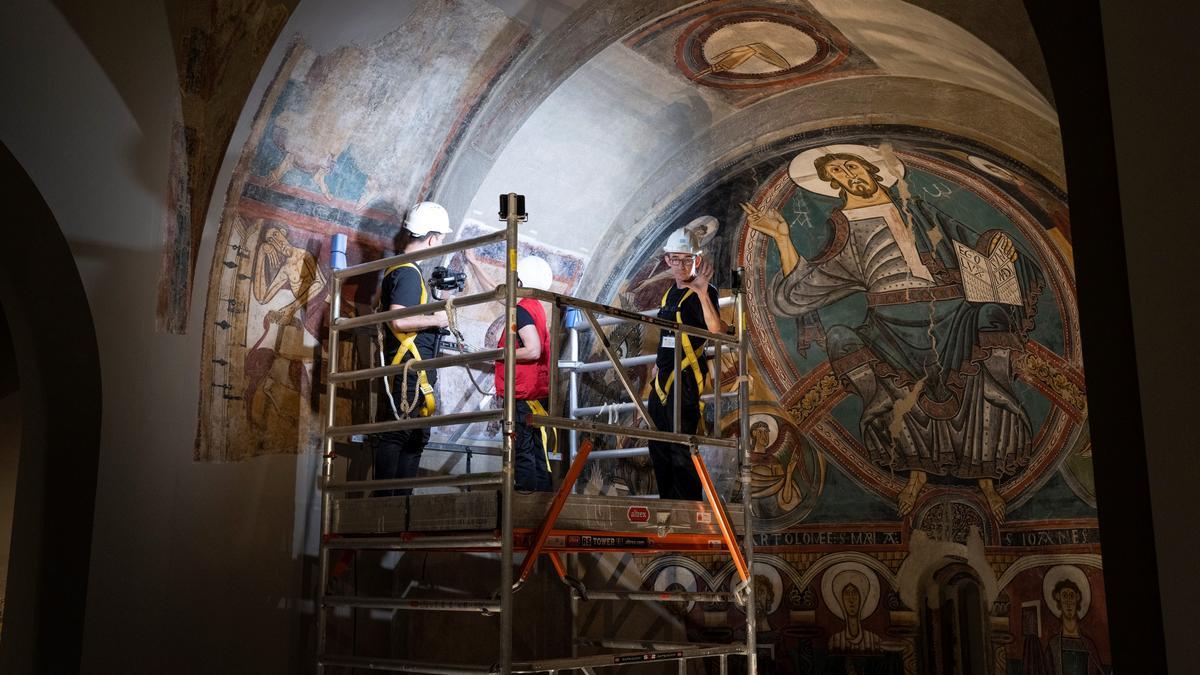 Trabajos en las pinturas murales de Sant Climent de Taüll, en el MNAC, para incorporar fragmentos nuevos restaurados.