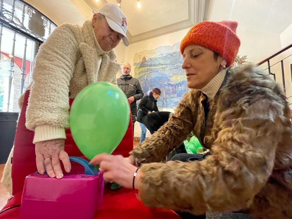 Mónica Martínez hincha globos en el Ayuntamiento.