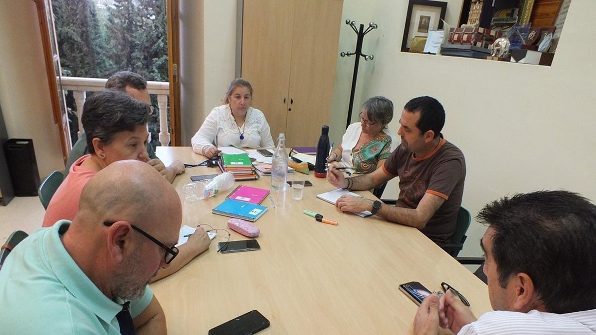 Reunión de la junta directiva de la Federación de Asociaciones Vecinales de Córdoba Al Zahara, presidida por Isabel Sereno Pastor.