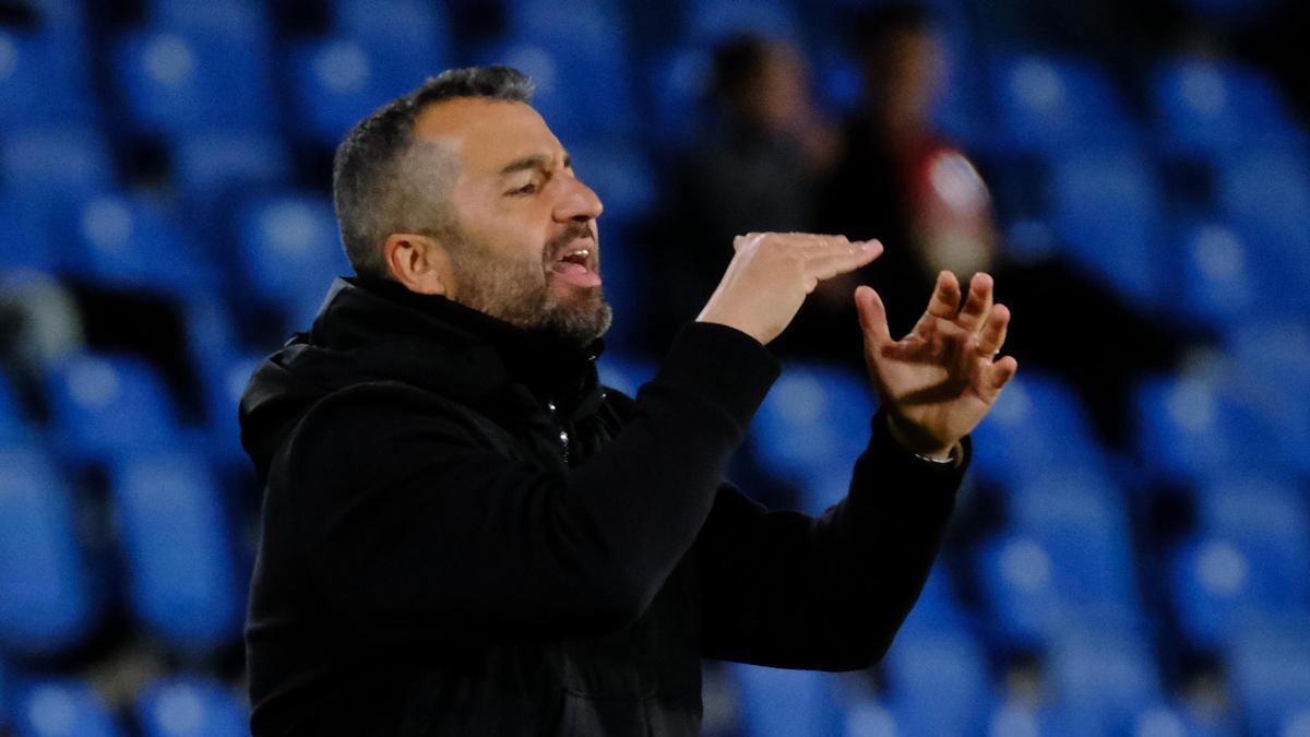 Diego Martínez da órdenes a sus jugadores contra el Alavés