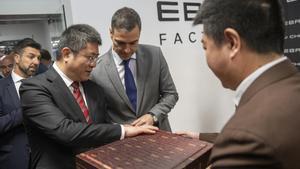 El vicegobernador de la provincia china de Anhui, Shan Xiangqian (i), y el presidente del Gobierno, Pedro Sánchez (d), durante el acto de la firma del acuerdo entre Ebro y Chery para construir coches eléctricos en la antigua fábrica de Nissan.