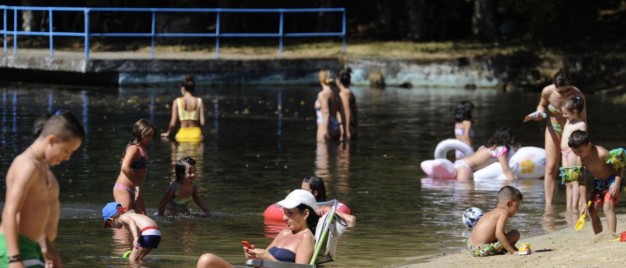 Estradenses tomando el sol en la playa fluvial del río Liñares.  | // BERNABÉ/JAVIER LALÍN