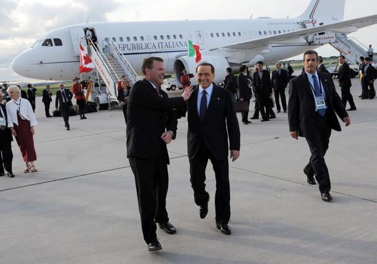 El primer ministre italià Silvio Berlusconi, a la dreta, somriu al costat del ministre canadenc de Transport i Infraestructures, John Baird ,a l’arribar a Toronto.