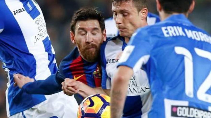 Messi, rodeado de jugadores del Leganés, el domingo.