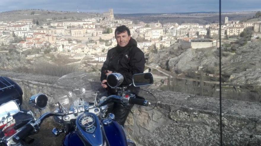 Juan Miguel Martínez en una de sus rutas con moto