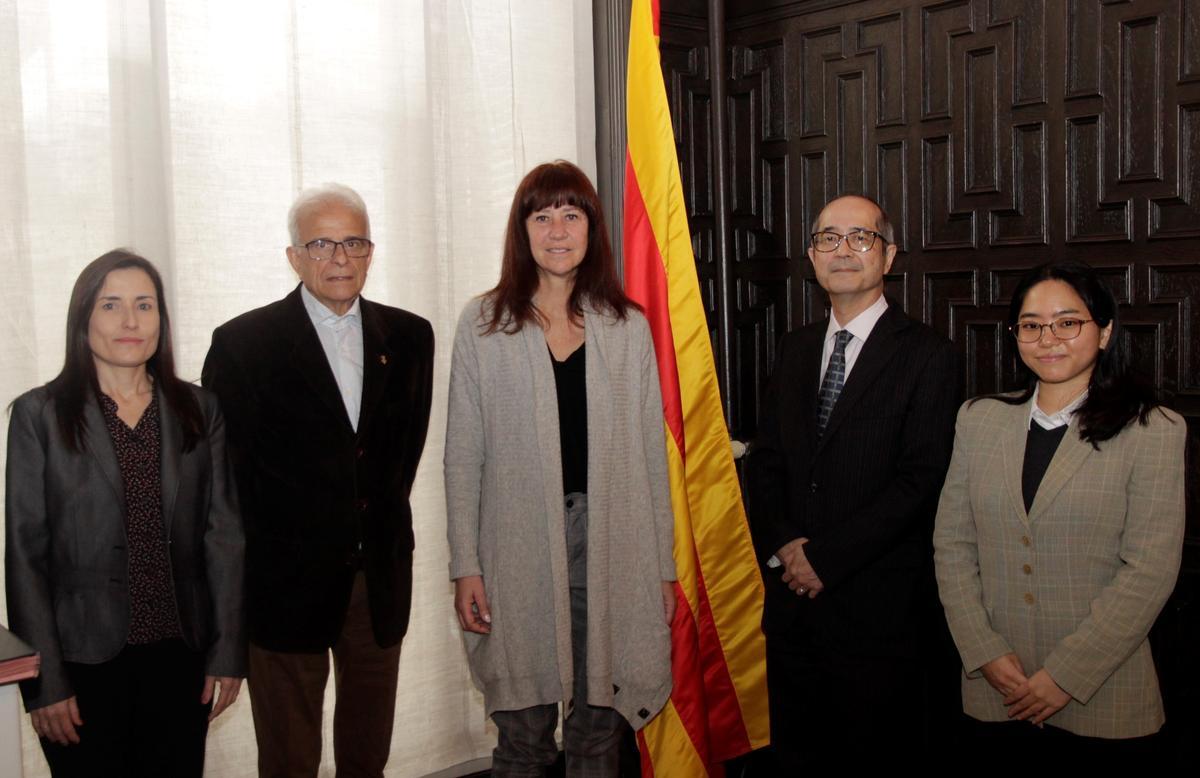 La foto institucional de la visita a l'Ajuntament.