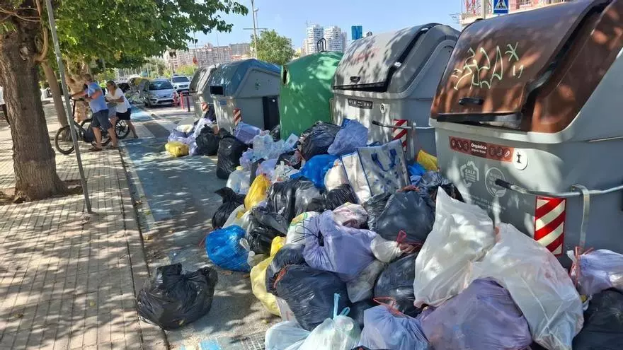 Indignación y manguerazo: los vecinos de Calp no soportan más la acumulación de basura y el mal olor