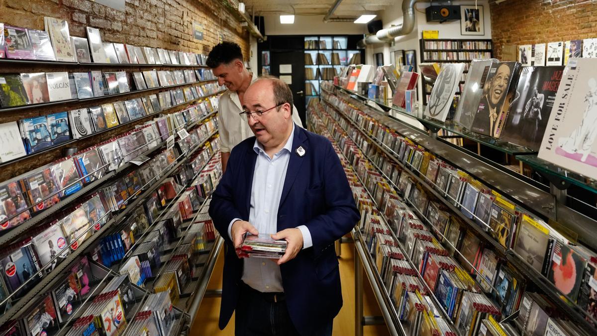 Ministro Cultura Miquel Iceta visita tienda de discos incluida en el Bono Cultural