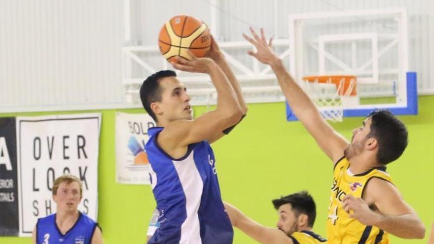 Un jugador del club de baloncesto O Meco tira a canasta.