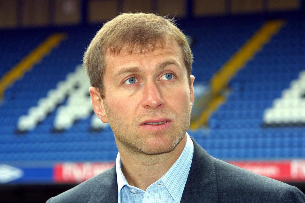Russian businessman Roman Abramovich, at Stamford Bridge, in London, Wednesday, July 2, 2003, the home ground of the English Premier League soccer team Chelsea FC. Abramovich a multi billionaire who also has a stake in a Russian oil company, on Tuesday bought out Chelsea chairman Ken Bates's controlling interest in the debt-ridden west London soccer club. (AP Photo/Vismedia/HO) ** EDITORIAL USE ONLY NO SALES **. paisano primer plano 2003 solo _ horizontal