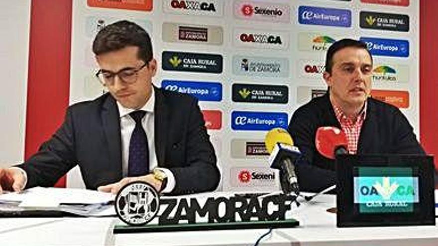 El abogado del Zamora, junto al director deportivo, César Villafañe.