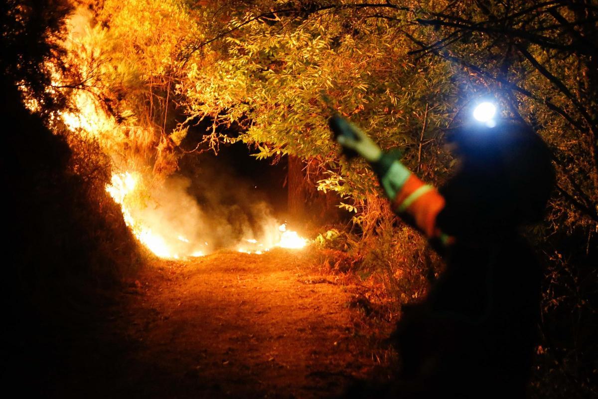 Un bombero trabaja para la extinción del incendio,