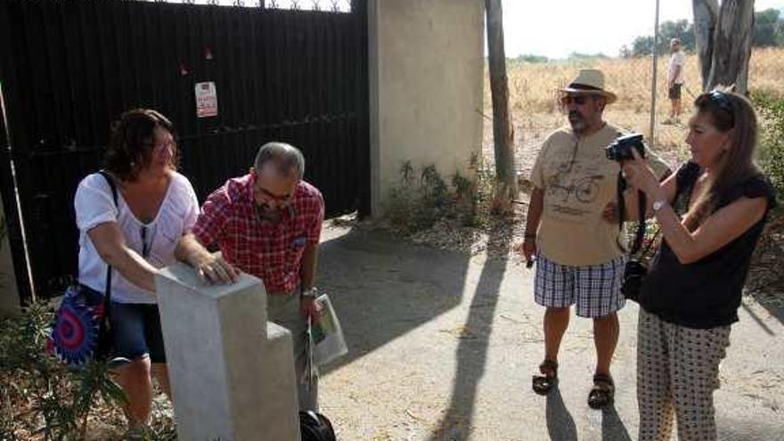 Rafael Blanco y el grupo de expertos, ayer ante la puerta de la finca El Retiro.