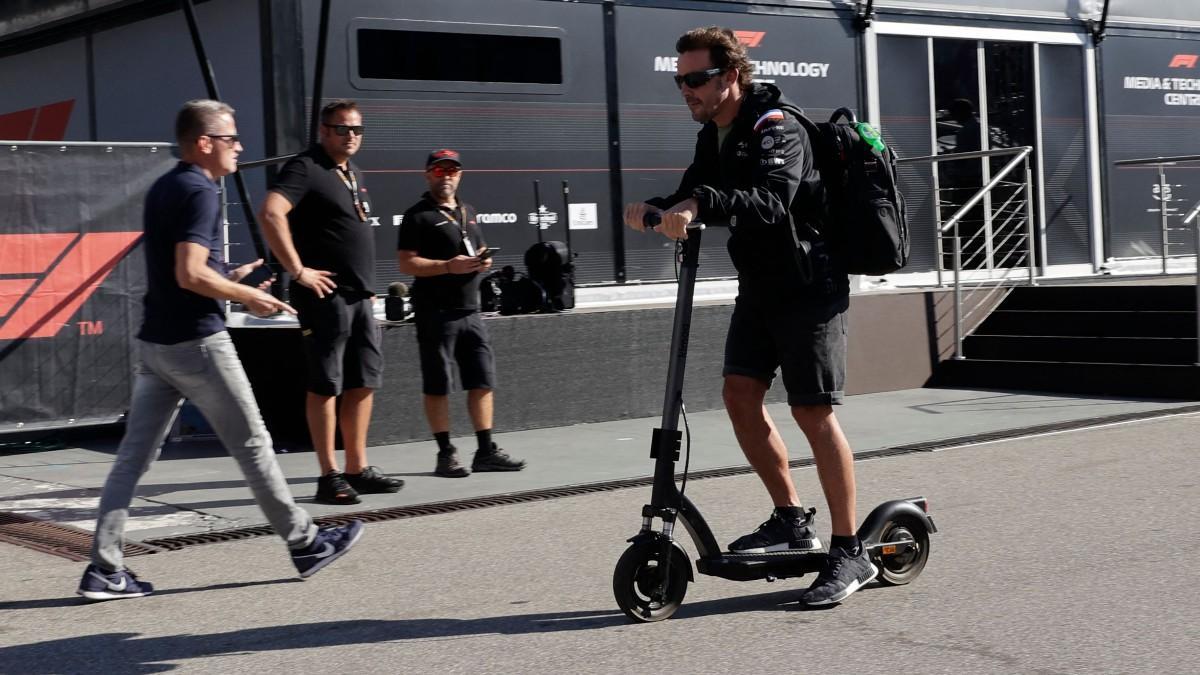 Fernando Alonso montando su patinete en Monza