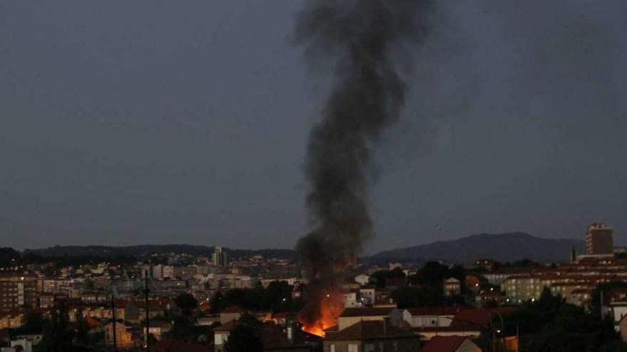 La columna de humo era perfectamente visible desde diferentes puntos de Vigo. // Marcos Canosa