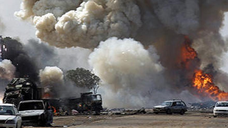 Imagen de un bombardeo de la coaliición sobre territorio libio, este domingo