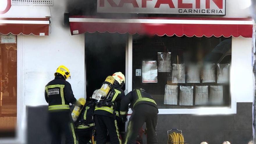 Los bomberos apagan un incendio en una carnicería del Campo de la Verdad