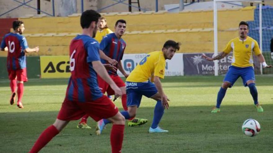 El Orihuela pierde fuerza en el centro del campo por las sanciones de Fleky y Theo