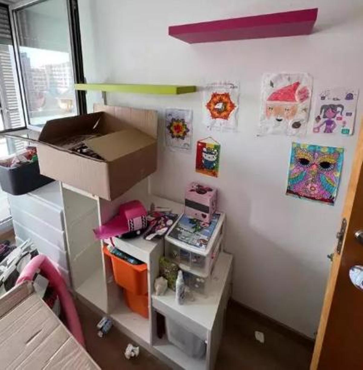 L'habitació de la nena amb les caixes per traslladar els seus bens