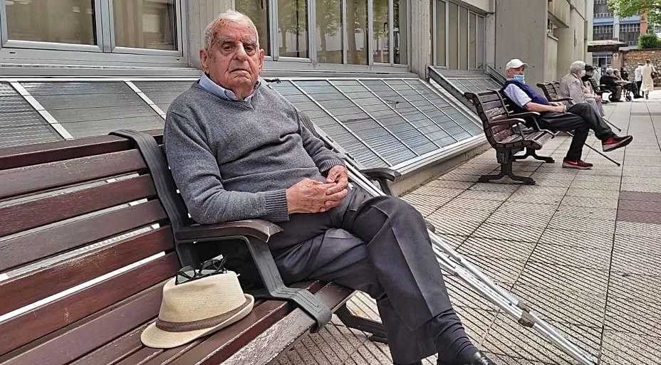 A las puertas de la residencia Santa Teresa, Patricio Fernández Campomanes-Tocino, que solo se quitó la mascarilla para la foto y guardando la distancia de seguridad, aunque mañana ya podrá estar sin ella dentro del geriátrico.