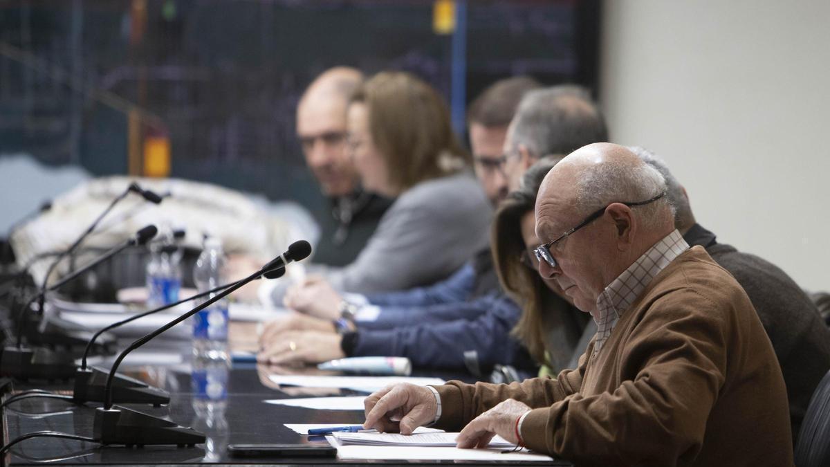 Ricardo Belda, en primer plano, y al fondo Enrique Montalvá, en un pleno, en la pasada legislatura.