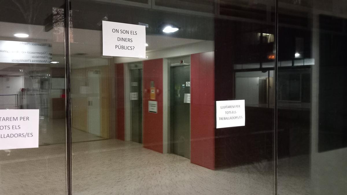 Alguns dels cartells que han penjat els comitès d'empresa a l'hospital Santa Caterina.