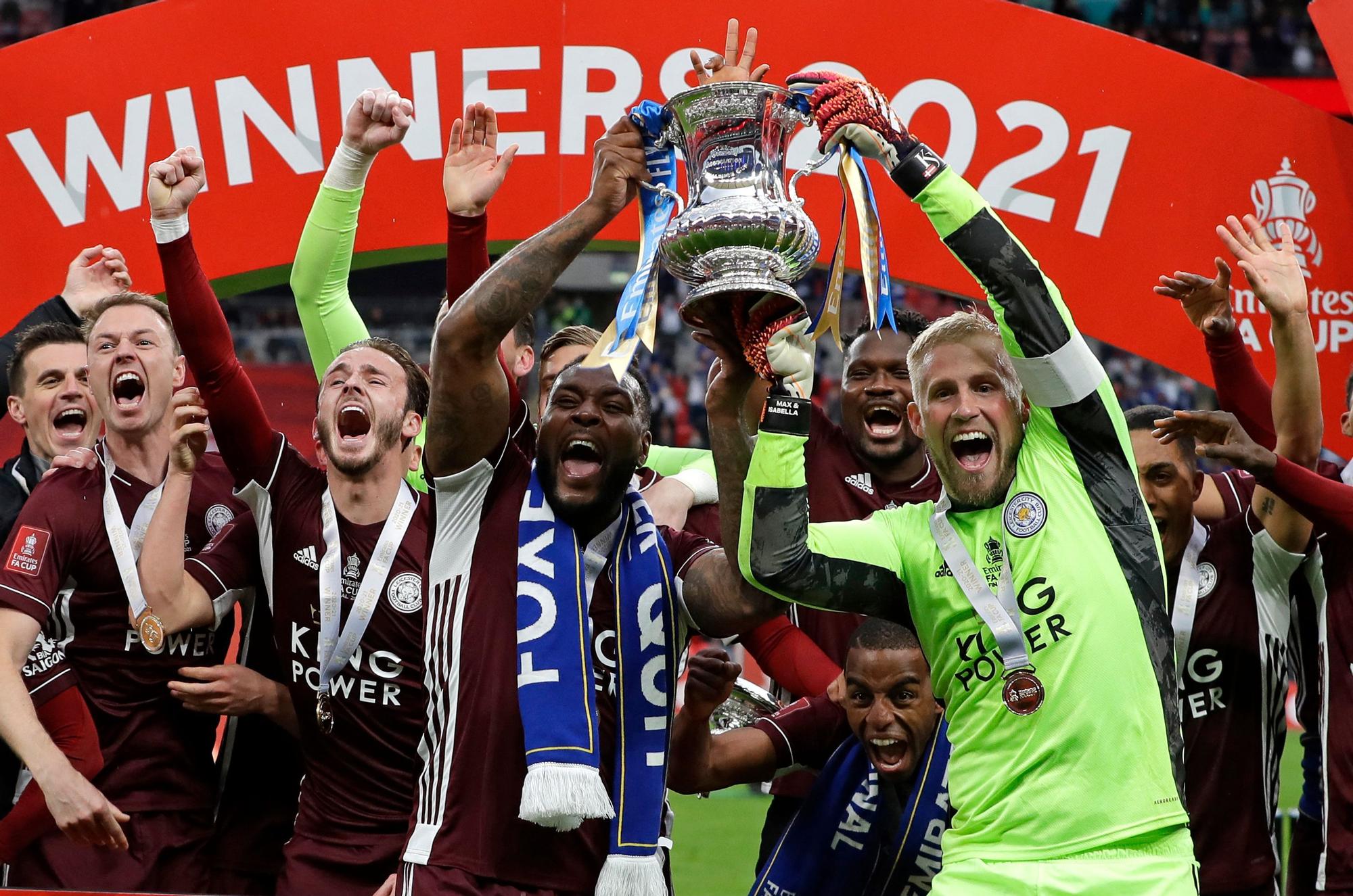 Los jugadores del Leicester celebran la conquista de la copa inglesa.