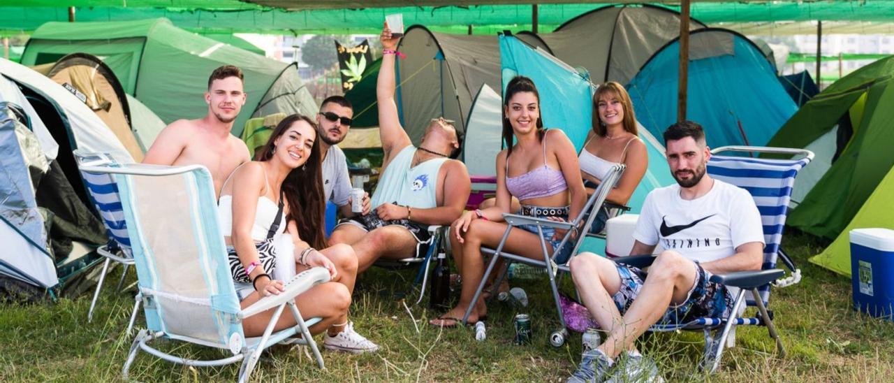 Un grupo de «weekers» instalados en la zona de acampada del gran macrofestival de la comarca de la Axarquía.