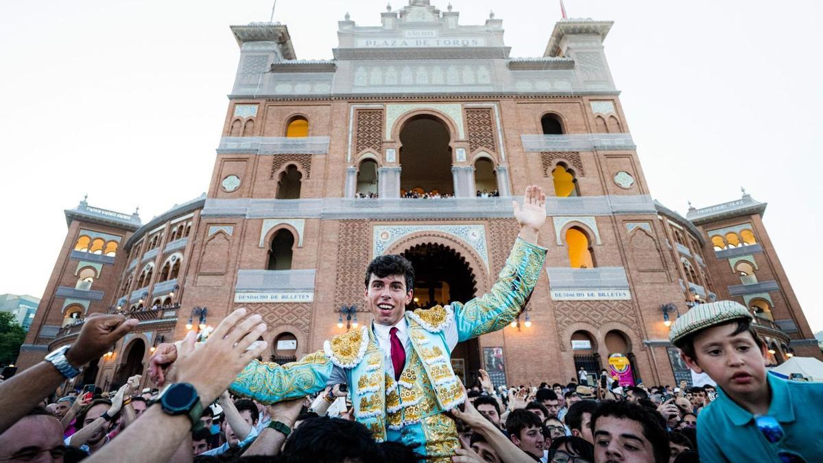 Julio Méndez sale a hombros por la Puerta Grande de Las Ventas.