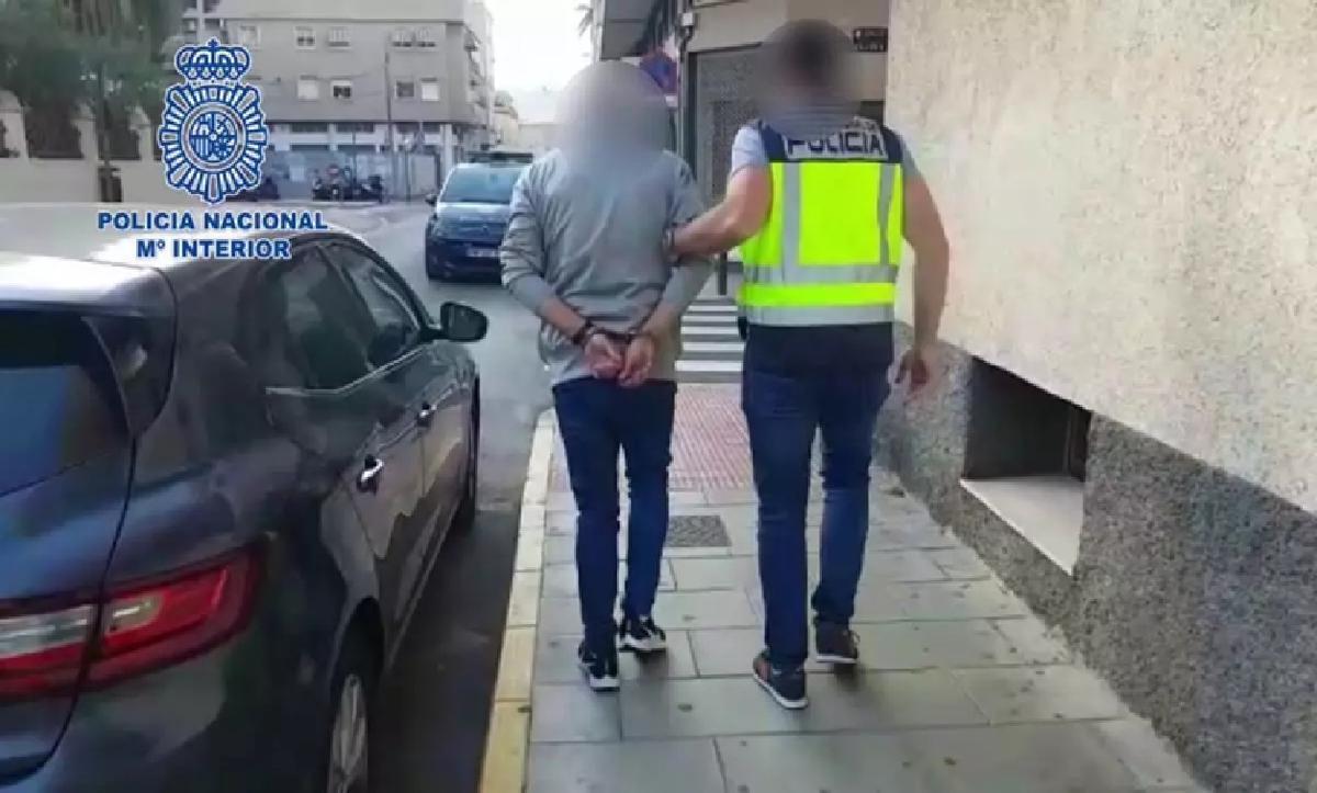 Imagen del acusado absuelto cuando fue detenido por la Policía.