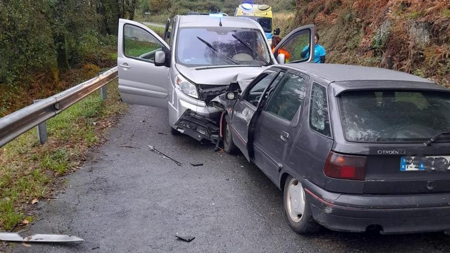 Una colisión frontal en la carretera entre Moraña y Cuntis deja a ambos conductores con contusiones leves