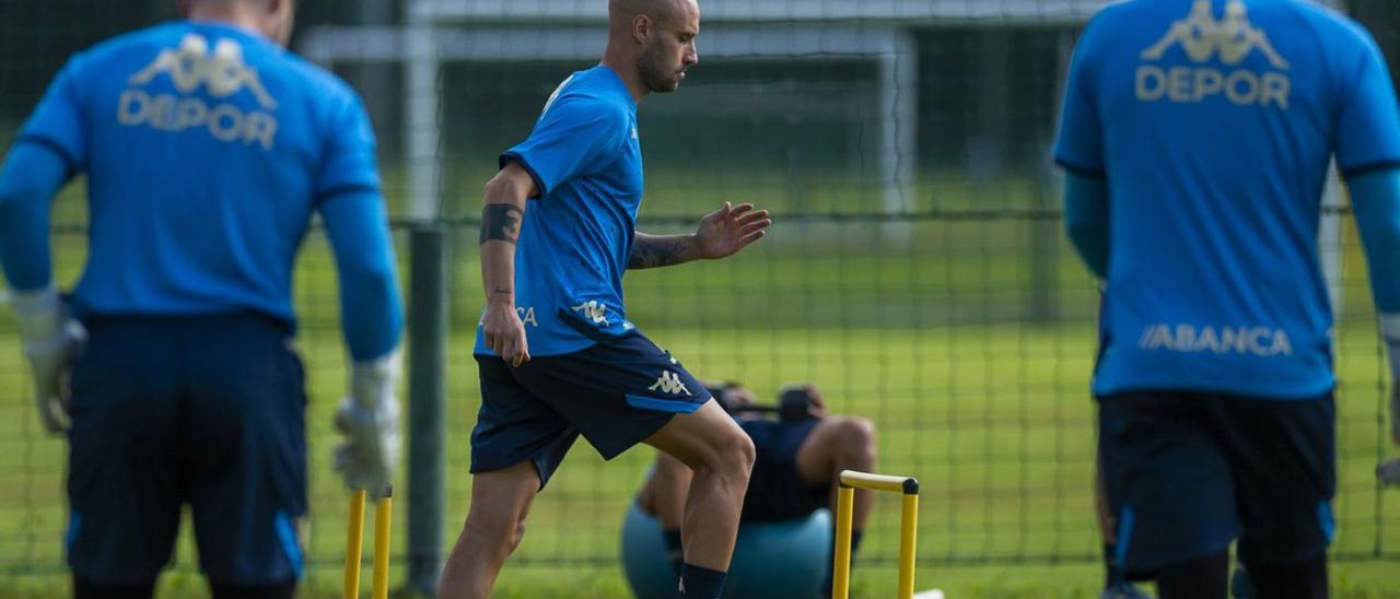 Gorka Santamaría, durante un ejercicio en la sesión matinal de ayer. |  // CASTELEIRO/ROLLER AGENCIA