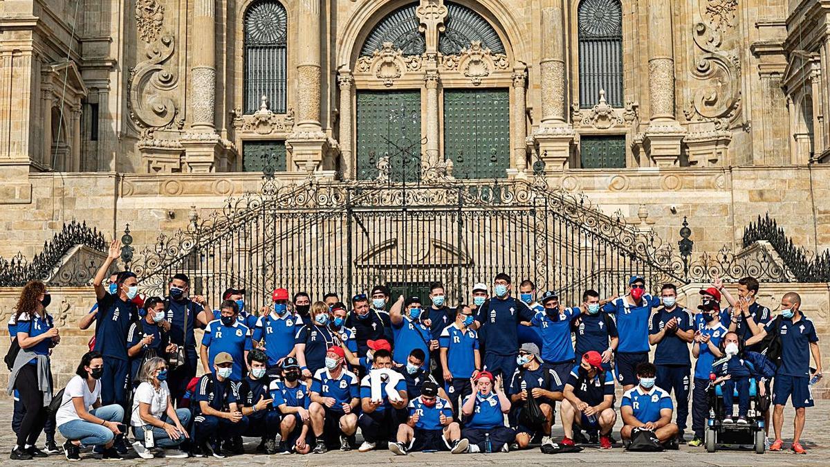 Los equipos del Dépor Genuine y del Celta Integra posan juntos al pie de la Catedral de Santiago. |  // L. O.