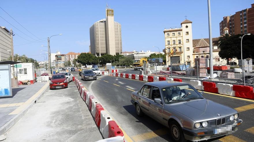 Coches circulando por el tramo norte del puente de Tetuán, reabierto al tráfico.