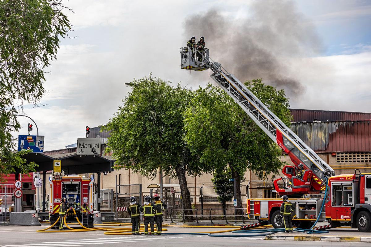 Incendio en la nave de la empresa cárnica Schara en Mercabarna.