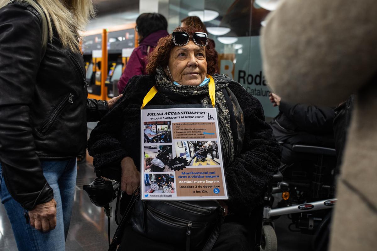 Personas con movilidad reducida piden mejoras en trenes, buses y estaciones para evitar accidentes y obstáculos en el acceso al transporte público