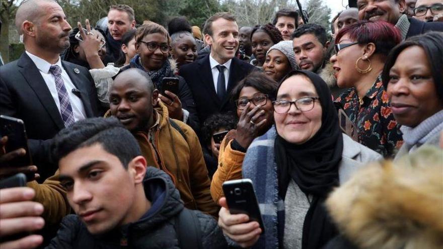 Macron pisa la &#039;banlieue&#039;