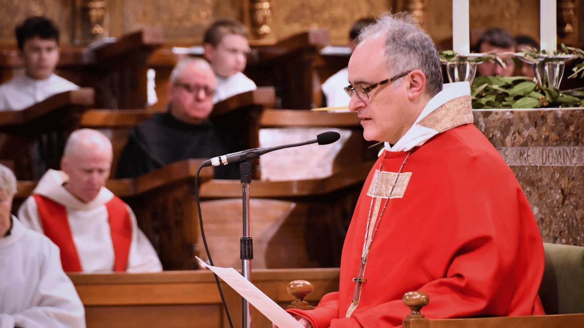 L'abat de Montserrat i, al fons, monjos i escolans de la comunitat benedictina