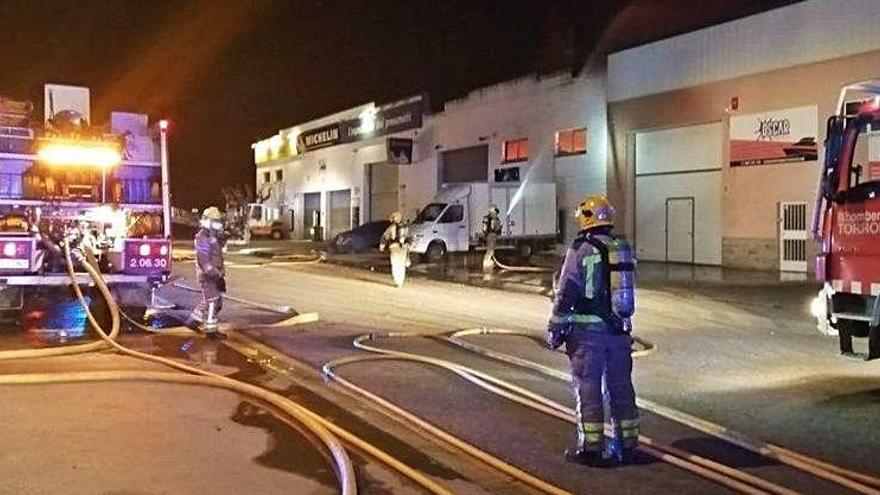 Els Bombers treballant en l&#039;extinció de l&#039;incendi.