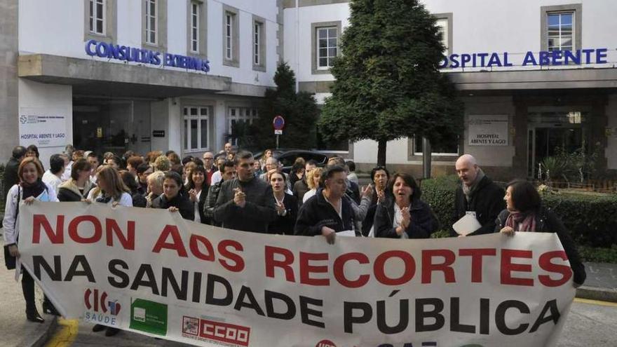 Protesta contra los recortes en la sanidad pública, frente al Hospital Abente y Lago de A Coruña, en 2013.