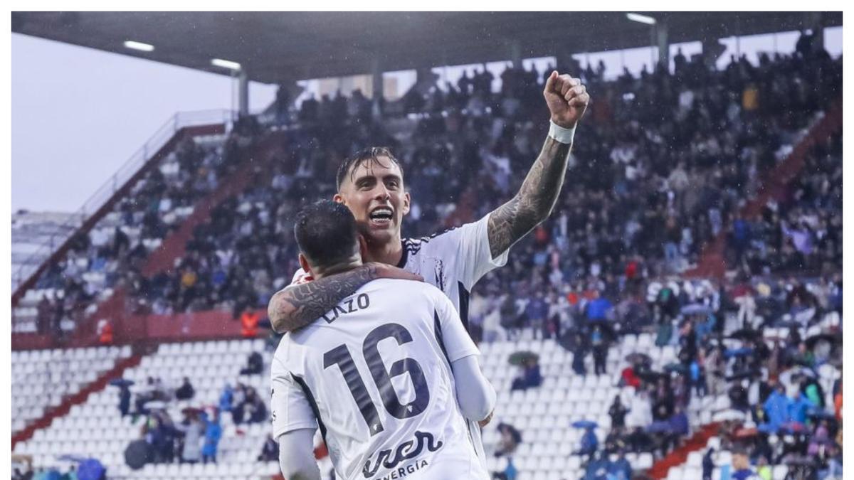 Jefté se abraza a su compañero Lazo en la celebración de uno de sus goles con el Albacete Balompié.