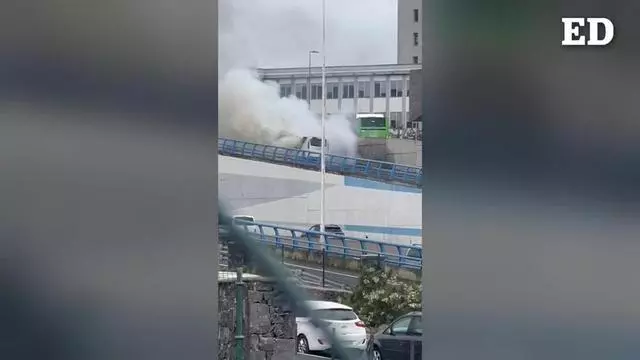 Un vehículo se incendia cerca de la estación de guaguas de La Laguna