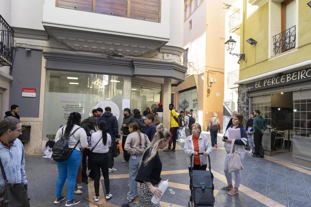 Colas en el espacio habilitado por el Ayuntamiento de Xàtiva para el proceso de regularización de personas inmigrantes.