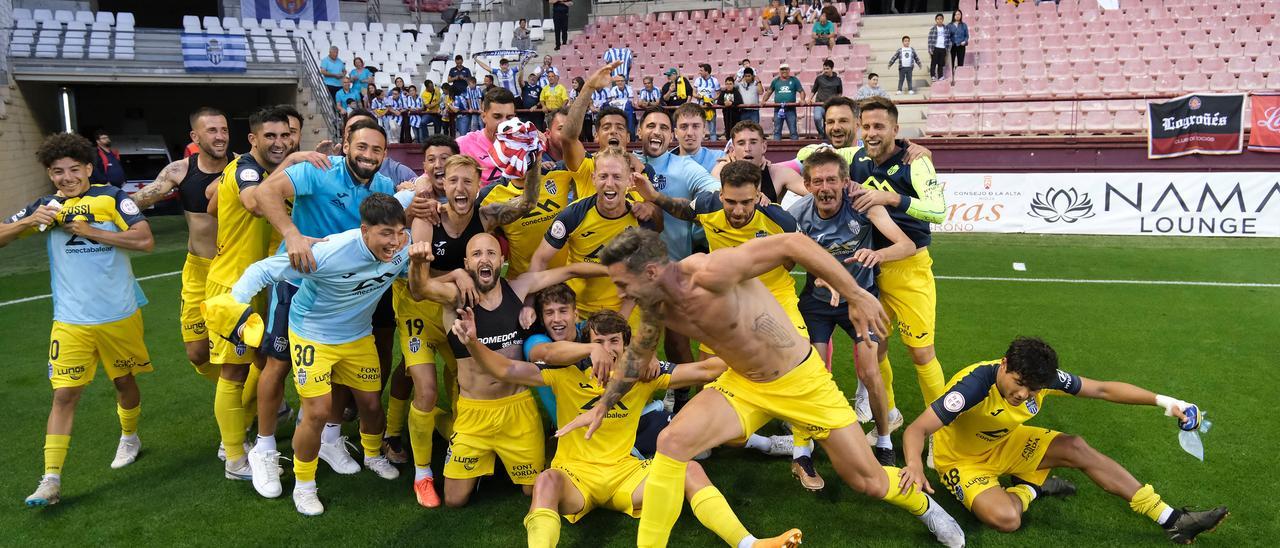 Els jugadors de l'Atlétic Balears celebren el triomf.